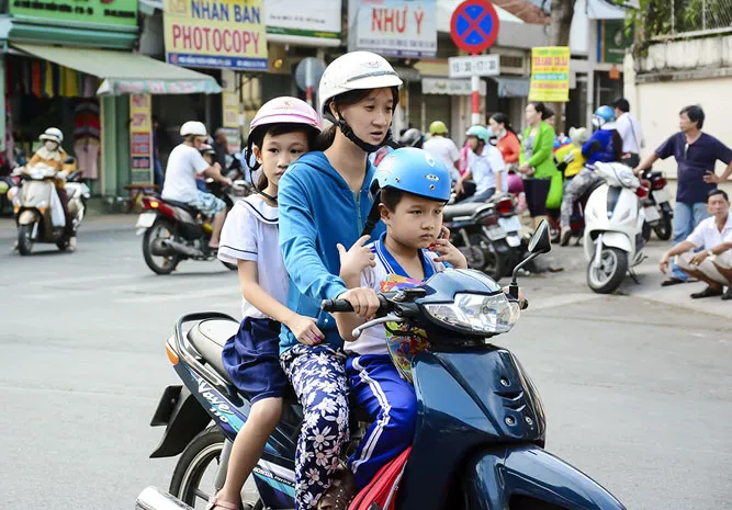 Học sinh đi xe đạp điện không đội mũ bảo hiểm cũng sẽ bị xử phạt. Các trường hợp không mang theo giấy tờ xe hoặc giấy tờ liên quan sẽ bị lập biên bản xử phạt ngay tại chỗ Cảnh sát sẽ tiến hành kiểm tra giấy tờ xe và giấy phép lái xe đối với phụ huynh điều khiển xe và không đội mũ hoặc đội mũ cho con không đúng quy định. Nhiều trường hợp đội mũ những vẫn không gài quai theo đúng quy định. Một phụ huynh đón con chở ba, không đội nón chạy vượt qua chốt lực lượng chức năng khi bị thổi còi yêu cầu dừng xe. Học sinh đi xe đạp điện không đội mũ bảo hiểm cũng sẽ bị xử phạt. Các trường hợp không mang theo giấy tờ xe hoặc giấy tờ liên quan sẽ bị lập biên bản xử phạt ngay tại chỗ Cảnh sát sẽ tiến hành kiểm tra giấy tờ xe và giấy phép lái xe đối với phụ huynh điều khiển xe và không đội mũ hoặc đội mũ cho con không đúng quy định. Nhiều trường hợp đội mũ những vẫn không gài quai theo đúng quy định. Một phụ huynh đón con chở ba, không đội nón chạy vượt qua chốt lực lượng chức năng khi bị thổi còi yêu cầu dừng xe.
