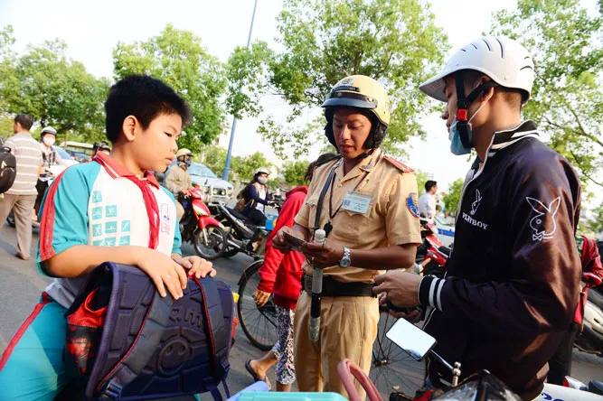 Học sinh đi xe đạp điện không đội mũ bảo hiểm cũng sẽ bị xử phạt. Các trường hợp không mang theo giấy tờ xe hoặc giấy tờ liên quan sẽ bị lập biên bản xử phạt ngay tại chỗ Cảnh sát sẽ tiến hành kiểm tra giấy tờ xe và giấy phép lái xe đối với phụ huynh điều khiển xe và không đội mũ hoặc đội mũ cho con không đúng quy định. Nhiều trường hợp đội mũ những vẫn không gài quai theo đúng quy định. Một phụ huynh đón con chở ba, không đội nón chạy vượt qua chốt lực lượng chức năng khi bị thổi còi yêu cầu dừng xe. Học sinh đi xe đạp điện không đội mũ bảo hiểm cũng sẽ bị xử phạt. Các trường hợp không mang theo giấy tờ xe hoặc giấy tờ liên quan sẽ bị lập biên bản xử phạt ngay tại chỗ Cảnh sát sẽ tiến hành kiểm tra giấy tờ xe và giấy phép lái xe đối với phụ huynh điều khiển xe và không đội mũ hoặc đội mũ cho con không đúng quy định. Nhiều trường hợp đội mũ những vẫn không gài quai theo đúng quy định. Một phụ huynh đón con chở ba, không đội nón chạy vượt qua chốt lực lượng chức năng khi bị thổi còi yêu cầu dừng xe.