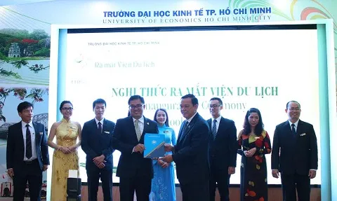 Đại diện đội ngũ giảng viên Viện Du lịch ra mắt. Đại diện đội ngũ giảng viên Viện Du lịch ra mắt.