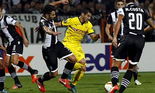 Dortmund gặp rất nhiều khó khăn trên sân PAOK và phải rất chật vật mới thoát khỏi một thất bại. Ảnh: Reuters.