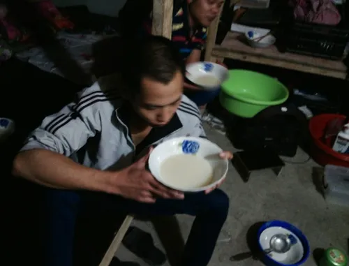 Các công nhân cho biết, những ngày này họ thường bị bỏ đói, phải húp cháo cầm hơi.