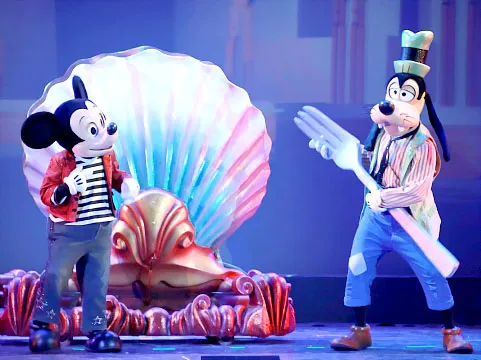 Chuột Mickey và chú chó Goofy, những nhân vật hoạt hình rất đỗi quen thuộc nhưng vẫn gây được sự hấp dẫn cho trẻ em nhờ vào cách kể chuyện thu hút.