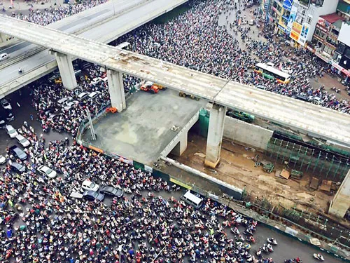 Đúng giờ cao điểm sáng 8/10, trời mưa rào. Tại ngã tư Nguyễn Trãi - Khuất Duy Tiến (quận Thanh Xuân), do phương tiện không tuân thủ tín hiệu đèn và hiệu lệnh của cảnh sát dẫn đến ùn tắc. Ảnh: Cường Celano Việc ùn ứ ở nút ngã tư Nguyễn Trãi kéo theo ùn tắc trên đường Nguyễn Xiển (Vành đai 3). Dòng phương tiện nối đuôi nhau kéo dài vài km. Tắc đường suốt 2 giờ khiến nhiều tài xế sốt ruột, rủ nhau rời khỏi xe ra ngoài tán gẫu. Anh Hùng ở Bát Tràng (Gia Lâm) phải chôn chân ở lối dẫn lên cầu hơn một giờ. Do quá đói nên anh đã để xe, chạy đi mua xôi. "Chạy vài trăm mét, lách mãi mới sang được vỉa hè bên kia mua nắm xôi", anh Hùng nói. Hơn nữa, cũng theo một số cảnh sát, việc ôtô đi lấn làn, chiếm hết làn của xe máy, khiến xe máy phải đi trên vỉa hè, thậm chí không còn chỗ để lách cũng khiến giao thông trở nên hỗn loạn.