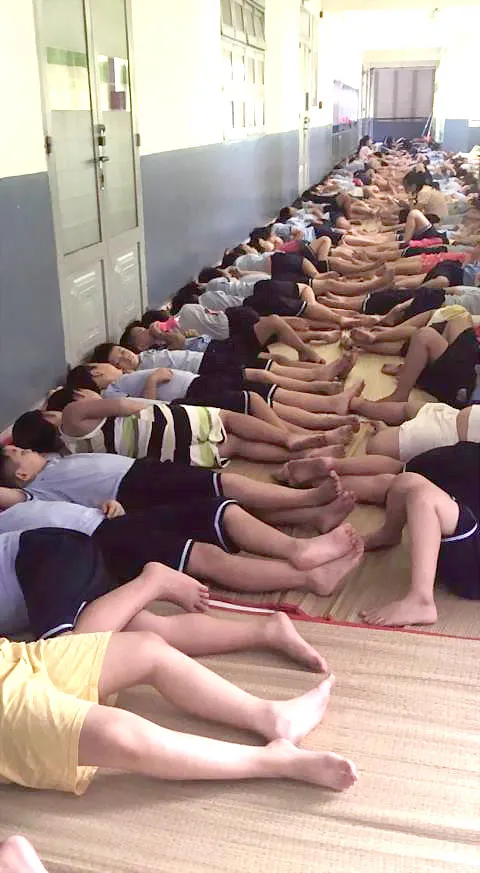 Liệu các em học sinh có được giấc ngủ trọn vẹn khi “xếp cá mòi” giữa hành lang thế này?