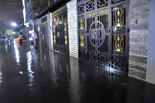 Đến 21h30 tối 9.10, nhiều tuyến đường hẻm trên đường Ấp Chiến Lược quận Bình Tân vẫn còn ngập nước do ảnh hưởng của cơn mưa lúc chiều. Nước tràn vào tận phòng ngủ.