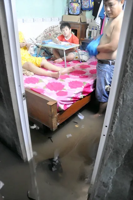 Thức đêm đắp đê ngăn nước vào nhà ảnh 4