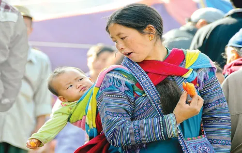 Toàn cảnh khu mua bán trâu phiên chợ Cán Cấu. Du khách chọn mua hàng lưu niệm trước khi rời chợ phiên. Chợ phiên “hàng đổi hàng” Cốc Ly là nơi giao lưu nét văn hóa độc đáo của bà con các dân tộc Lào Cai qua các sản phẩm thổ cẩm. Khu vực bán váy thổ cẩm tại các chợ phiên ở Lào Cai luôn thu hút người tới mua. Du khách nước ngoài rất thích thú sản phẩm thổ cẩm tại chợ phiên Sapa. Rau quả vùng cao do bà con tự trồng được mang đến bán tại chợ phiên Cao Sơn. Tại các chợ phiên của Lào Cai đều không thể thiếu khu vực cắt tóc. Địu con đi chợ. Thưởng thức đặc sản thắng cố tại chợ phiên Bắc Hà.