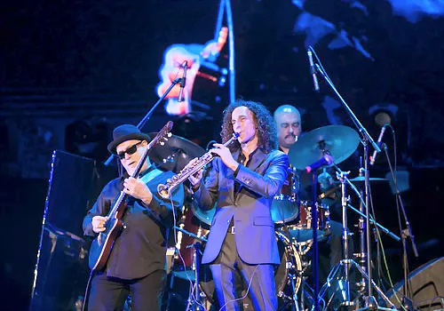 Kenny G đem theo năm nhạc công đều là những người gắn bó lâu năm với ông trong các tour diễn vòng quanh thế giới.
