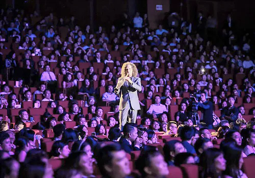 Khoảnh khắc xuất hiện của Kenny G trong đêm nhạc.