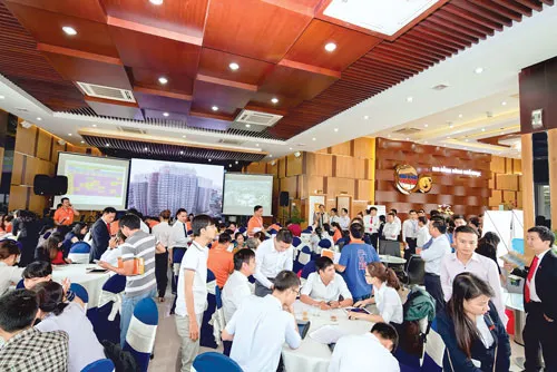 140/160 căn hộ thuộc 2 Block cuối cùng - C1, C2 đã được mua ngay trong buổi sáng mở bán ngày 10-10-2015. 140/160 căn hộ thuộc 2 Block cuối cùng - C1, C2 đã được mua ngay trong buổi sáng mở bán ngày 10-10-2015.