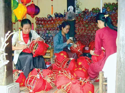 Trang nghiêm tế Tổ Bách nghệ tại Festival nghề truyền thống Huế. Du khách nước ngoài chọn mua sản phẩm thủ công miền Trung. Nghệ nhân Lê Văn Kinh làm đắm say lòng du khách với ngón nghề thêu gia truyền tuyệt kỹ. Du khách thích thú khi tự tay se hương. Nghề làm đèn lồng ở Hội An. Vẻ đẹp mộc mạc nghề hoa giấy Thanh Tiên. Nghệ nhân Nguyễn Văn Sinh của làng nghề đúc đồng Phương Đúc bên quả chuông đồng lớn nhất Đông Nam Á do ông trực tiếp thực hiện. Làng nghề đan lát Bao La được hồi sinh nhờ biết tạo ra những sản phẩm lưu niệm mây tre đan đặc trưng phục vụ khách du lịch. Chằm nón truyền thống ở Huế. Trang nghiêm tế Tổ Bách nghệ tại Festival nghề truyền thống Huế. Du khách nước ngoài chọn mua sản phẩm thủ công miền Trung. Nghệ nhân Lê Văn Kinh làm đắm say lòng du khách với ngón nghề thêu gia truyền tuyệt kỹ. Du khách thích thú khi tự tay se hương. Nghề làm đèn lồng ở Hội An. Vẻ đẹp mộc mạc nghề hoa giấy Thanh Tiên. Nghệ nhân Nguyễn Văn Sinh của làng nghề đúc đồng Phương Đúc bên quả chuông đồng lớn nhất Đông Nam Á do ông trực tiếp thực hiện. Làng nghề đan lát Bao La được hồi sinh nhờ biết tạo ra những sản phẩm lưu niệm mây tre đan đặc trưng phục vụ khách du lịch. Chằm nón truyền thống ở Huế.