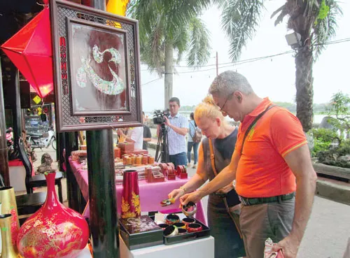 Trang nghiêm tế Tổ Bách nghệ tại Festival nghề truyền thống Huế. Du khách nước ngoài chọn mua sản phẩm thủ công miền Trung. Nghệ nhân Lê Văn Kinh làm đắm say lòng du khách với ngón nghề thêu gia truyền tuyệt kỹ. Du khách thích thú khi tự tay se hương. Nghề làm đèn lồng ở Hội An. Vẻ đẹp mộc mạc nghề hoa giấy Thanh Tiên. Nghệ nhân Nguyễn Văn Sinh của làng nghề đúc đồng Phương Đúc bên quả chuông đồng lớn nhất Đông Nam Á do ông trực tiếp thực hiện. Làng nghề đan lát Bao La được hồi sinh nhờ biết tạo ra những sản phẩm lưu niệm mây tre đan đặc trưng phục vụ khách du lịch. Chằm nón truyền thống ở Huế. Trang nghiêm tế Tổ Bách nghệ tại Festival nghề truyền thống Huế. Du khách nước ngoài chọn mua sản phẩm thủ công miền Trung. Nghệ nhân Lê Văn Kinh làm đắm say lòng du khách với ngón nghề thêu gia truyền tuyệt kỹ. Du khách thích thú khi tự tay se hương. Nghề làm đèn lồng ở Hội An. Vẻ đẹp mộc mạc nghề hoa giấy Thanh Tiên. Nghệ nhân Nguyễn Văn Sinh của làng nghề đúc đồng Phương Đúc bên quả chuông đồng lớn nhất Đông Nam Á do ông trực tiếp thực hiện. Làng nghề đan lát Bao La được hồi sinh nhờ biết tạo ra những sản phẩm lưu niệm mây tre đan đặc trưng phục vụ khách du lịch. Chằm nón truyền thống ở Huế.