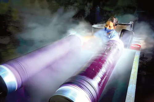 Tằm được hong nắng nhẹ vào sáng sớm. Kiểm tra giống tằm trước khi nuôi cấy giống. Nông dân Bảo Lộc thu hoạch dâu để nuôi tằm. Tằm trong giai đoạn nhả tơ. Chọn kén tốt trước khi nấu. Nhuộm vải bằng thủ công. Nấu kén để lấy sợi. Xe sợi. Phơi lụa.