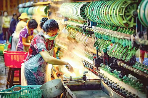 Tằm được hong nắng nhẹ vào sáng sớm. Kiểm tra giống tằm trước khi nuôi cấy giống. Nông dân Bảo Lộc thu hoạch dâu để nuôi tằm. Tằm trong giai đoạn nhả tơ. Chọn kén tốt trước khi nấu. Nhuộm vải bằng thủ công. Nấu kén để lấy sợi. Xe sợi. Phơi lụa.