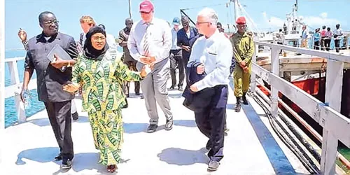 Các nhà đầu tư nước ngoài đến tham quan nơi sẽ là siêu cảng Bagamoyo.