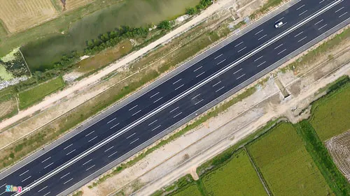 Cao tốc mới có tổng chiều dài toàn tuyến 105,5 km, quy mô 6 làn xe chạy, 2 làn dừng khẩn cấp, chiều rộng mặt cắt ngang bình quân 100 m, mặt đường rộng từ 32,5 đến 35 m. Ngoài ra còn có hơn 60 m đường gom hai bên, chủ yếu phục vụ làm đường dân sinh, lắp đặt hàng rào chống gia súc gia cầm đi vào. Dự kiến, cây xanh cũng được trồng dọc tuyến đường vào cuối năm 2015.