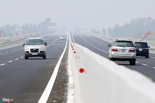 Dải phân cách giữa lòng đường được đúc bằng bê tông, cao hơn 1m, có gắn phản quang. Điều này không chỉ để dòng phương tiện đi ngược chiều tránh được đèn pha của nhau mà còn hạn chế tối đa việc chạy băng ngang đường của người dân. Tại các nút giao và một số điểm kỹ thuật, dải phân cách được thay thế bằng các thiết bị có thể tháo rời đóng mở, chủ yếu làm từ vật liệu như tôn lượn sóng, nhựa...