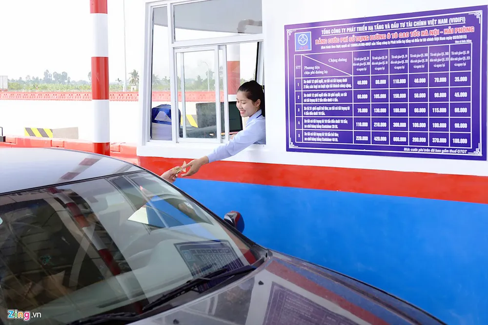 Trạm thu phí này có cả làn thu tự động lẫn nhân viên trực tiếp phát thẻ thu tiền. VIDIFI cho hay, doanh nghiệp này đang áp dụng mức phí tiêu chuẩn 1.500 đồng/km.