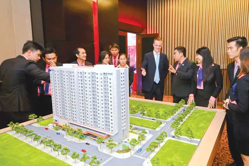 Khách hàng tìm hiểu dự án Western Dragon. Ảnh: LONG THANH Khách hàng tìm hiểu dự án Western Dragon. Ảnh: LONG THANH