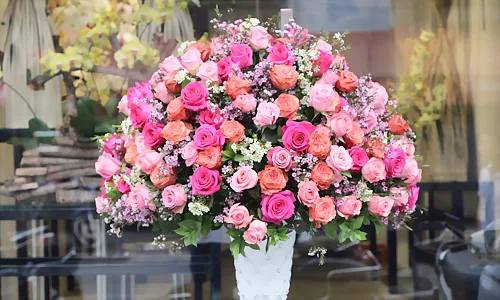 Bình hoa trị giá 56 triệu đồng gồm 200 bông hồng nhập từ Ecuador và thanh liễu từ Hà Lan.