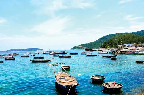 Du khách thích thú với vẻ đẹp hoang sơ của Cù lao Chàm. Hàng ngày có gần 1.000 lượt khách du lịch (ngày lễ lên đến 6.000 lượt khách) ra Cù lao Chàm từ cảng Cửa Đại (Hội An). Một làng chài ven biển làm du lịch. Du khách nước ngoài thưởng thức trái cây vùng nhiệt đới. Du khách lặn xem san hô đỏ. Một góc đảo Cù lao Chàm. Cù lao Chàm có gần 2.500 nhân khẩu, trong đó 50% làm ngư nghiệp phục vụ du lịch. Một quầy hàng lưu niệm.