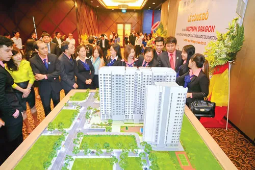 Khách hàng tham quan mô hình dự án Western Dragon. Khách hàng tham quan mô hình dự án Western Dragon.