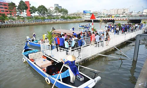Tuyến xe buýt điện trên đường Hoàng Sa có chiều dài 4,5 km chạy dọc theo tuyến kênh Nhiêu Lộc - Thị Nghè sẽ trung chuyển du khách sử dụng thuyền tham quan, du lịch trên kênh Nhiêu Lộc - Thị Nghè.