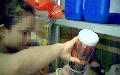 Nhân viên một quán tạp hóa giới thiệu “tinh chất” cà phê bán cho khách hàng - Ảnh: Trung Tân