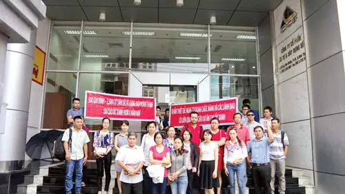 Khách hàng dự án Cao ốc Xanh mang biểu ngữ đòi quyền lợi. Ảnh: MINH TUẤN