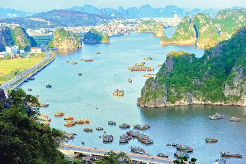 Vịnh Hạ Long dải ngọc xanh ảnh 1