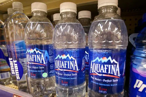 Aquafina sẽ sớm đổi nhãn chai để nói rõ hơn với khách hàng về nguồn nước khai thác - Ảnh: AFP