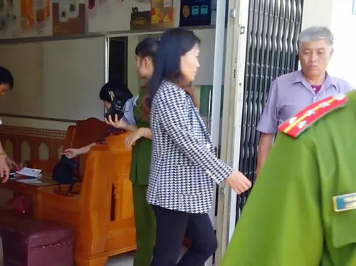 Bà Tân bị dẫn giải từ nhà riêng về cơ quan điều tra - Ảnh: C.T.V