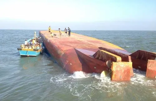 Hiện trường tàu Hoàng Phúc 18 bị lật ngày 30/10.