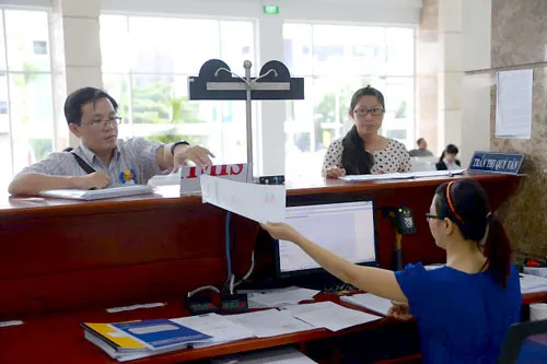 Người dân đến làm thủ tục nộp thuế tại Cục Thuế TP.HCM. Ảnh - minh họa: Hữu Khoa