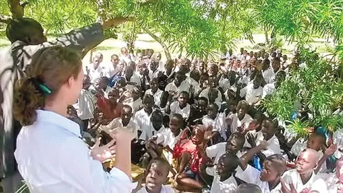 Trẻ em ở Kenya thiếu trường, thiếu lớp nên các lớp học thường quá đông học sinh.