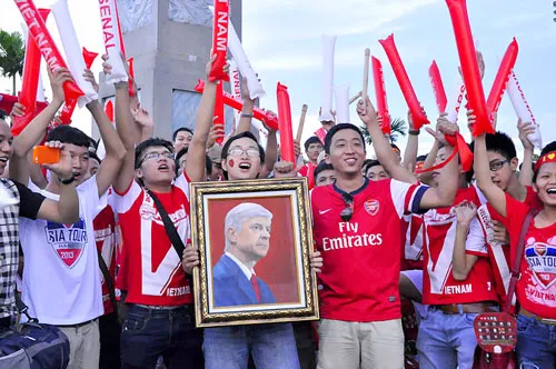 Người hâm mộ bóng đá Anh vẫn còn rất ít so với thị trường châu Á và Thái Bình Dương. Người hâm mộ bóng đá Anh vẫn còn rất ít so với thị trường châu Á và Thái Bình Dương.