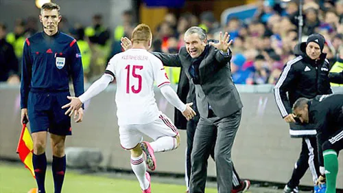 Laszlo Kleinheisler ăn mừng với HLV Bernd Storck.