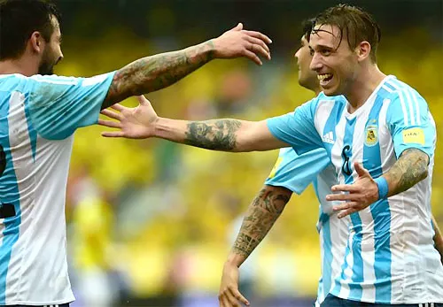 Biglia (phải) chia vui với Lavezzi sau bàn thắng quyết định. Ảnh: Reuters