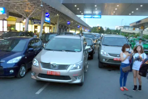 Xe biển số đỏ xếp hàng 2, hàng 3 gây cản trở giao thông trước ga quốc nội. Ảnh: Hữu Công Xe biển số đỏ xếp hàng 2, hàng 3 gây cản trở giao thông trước ga quốc nội. Ảnh: Hữu Công