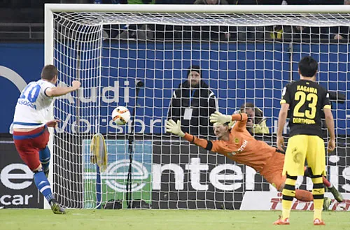 Lasogga dứt điểm chính xác trên chấm phạt đền.