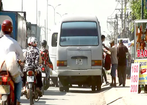 Cu Đắc và Bò đang bắt khách trên quốc lộ 1A đoạn qua Bình Chánh, TP.HCM