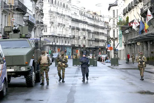 Lực lượng an ninh Bỉ tuần tra ở thủ đô Brussels - Ảnh: Reuters