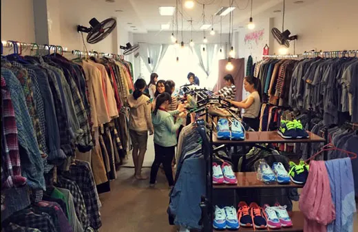 Một shop “hàng thùng” trên phố Chùa Láng (Đống Đa, Hà Nội).