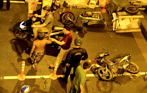 Người đàn ông cởi trần (mặc quần ngắn carô) say rượu chạy xe va chạm với một xe đi cùng chiều - Ảnh: Hữu Khoa