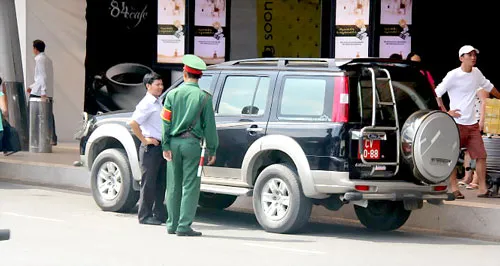 Lực lượng kiểm soát quân sự nhắc nhở một tài xế chạy xe biển đỏ đậu quá thời gian quy định tại khu vực đón khách nhà ga quốc nội Tân Sơn Nhất -Ảnh chụp sáng 24-11 Ảnh: Quang Khải Lực lượng kiểm soát quân sự nhắc nhở một tài xế chạy xe biển đỏ đậu quá thời gian quy định tại khu vực đón khách nhà ga quốc nội Tân Sơn Nhất -Ảnh chụp sáng 24-11 Ảnh: Quang Khải