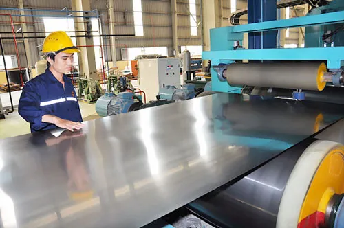 Ngành sản xuất tôn các loại trong nước đối mặt với nhiều khó khăn do bị nhiều quốc gia trong khu vực liên tục áp dụng biện pháp phòng vệ thương mại. Trong ảnh: Sản xuất tôn tại một doanh nghiệp ở KCN Phú Mỹ (Bà Rịa - Vũng Tàu) - Ảnh: T.V.N.