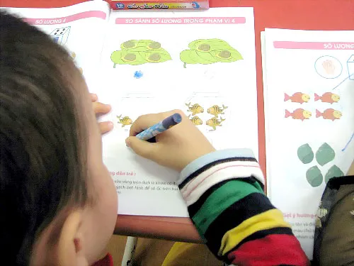 Trong tiết học tập tô của các bé tại Trường mầm non Hoa Hồng. Ảnh: Minh Cương