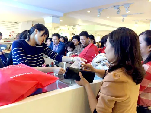 Người dân chen chân mua sắm hàng giảm giá trong ngày Black Friday.