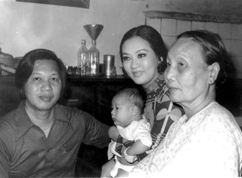 Nghệ sĩ Thanh Nga bên chồng con và mẹ chồng.
