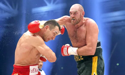 Lợi thế về sức trẻ và sải tay dài được Fury tận dụng tốt, tạo ra thế trận áp đảo ngay từ đầu trước một Wladimir đã có dấu hiệu rõ rệt của tuổi tác.